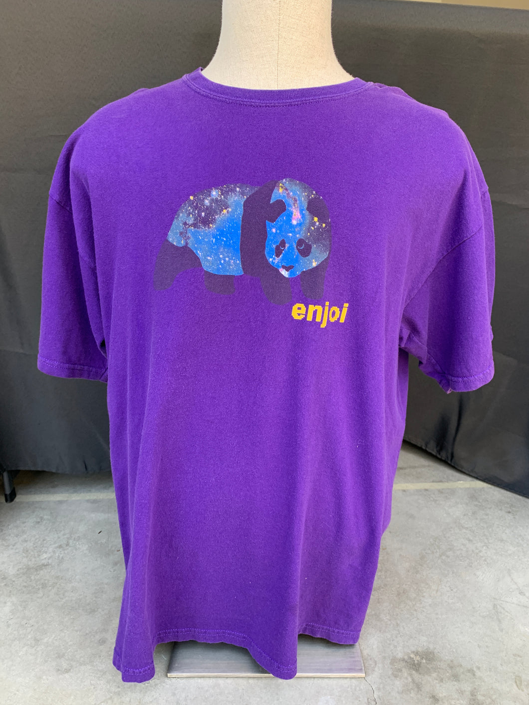 Enjoi tee size XL!