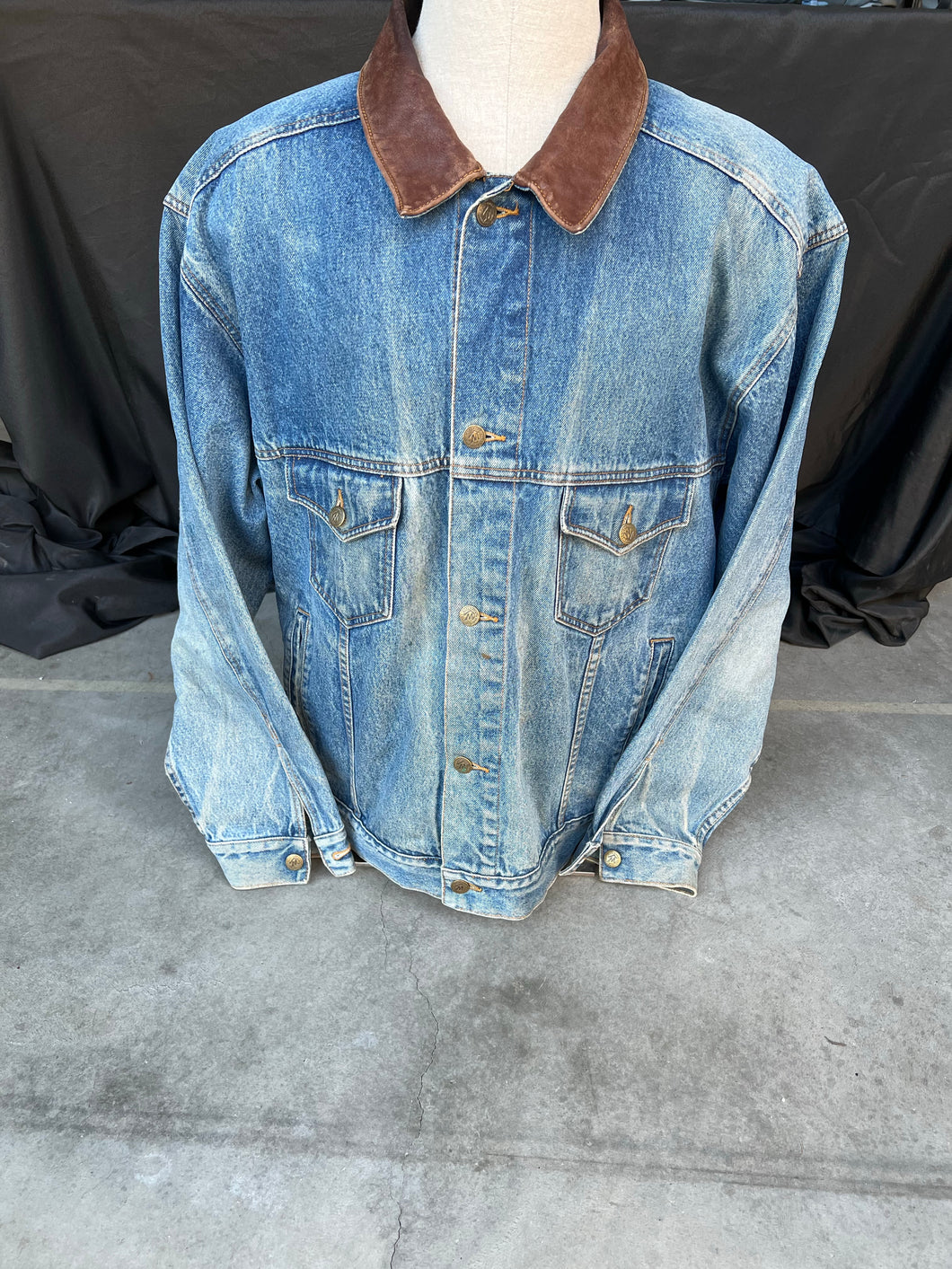Marlboro Light Wash Denim Jacket with Leather Collar size XL!
