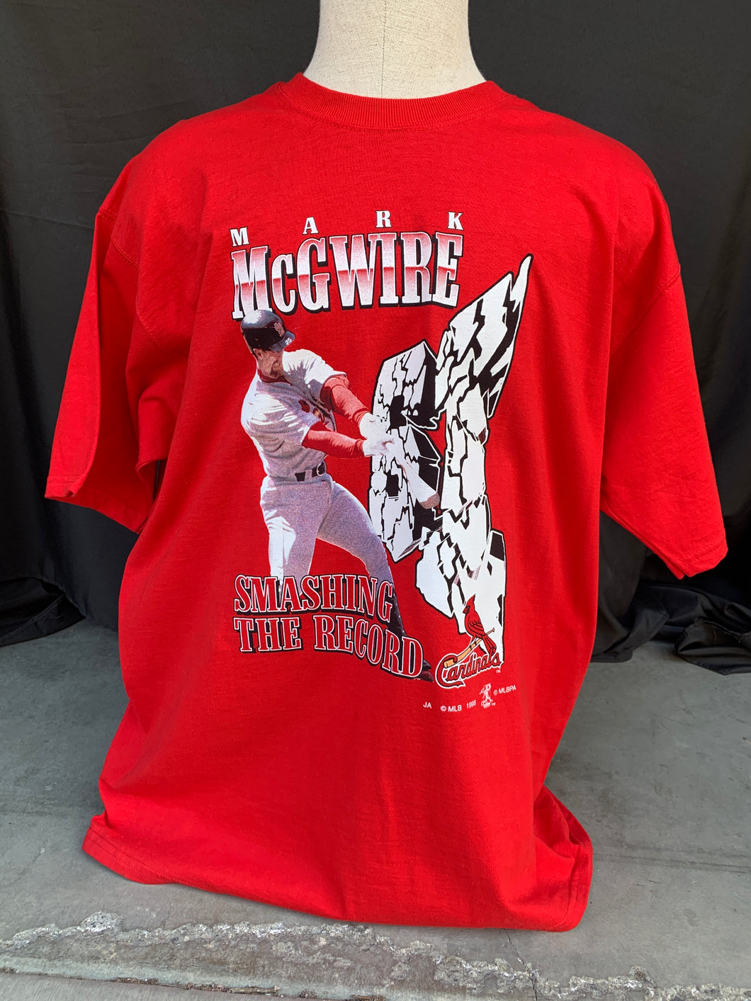 Mark McGwire Smashing the Record tee size XL!