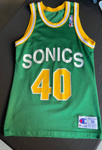 Load image into Gallery viewer, Seattle Supersonics Shawn Kemp #40 Jersey size 36!
