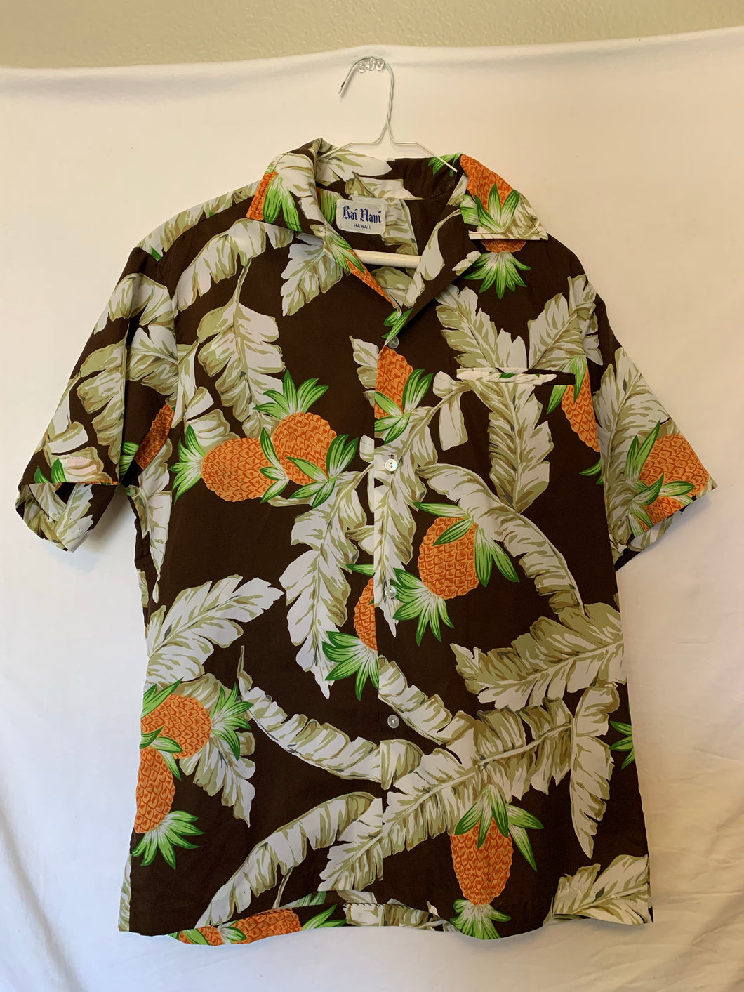 Kai Nani Brown Hawaiian Button Up Shirt size Medium!