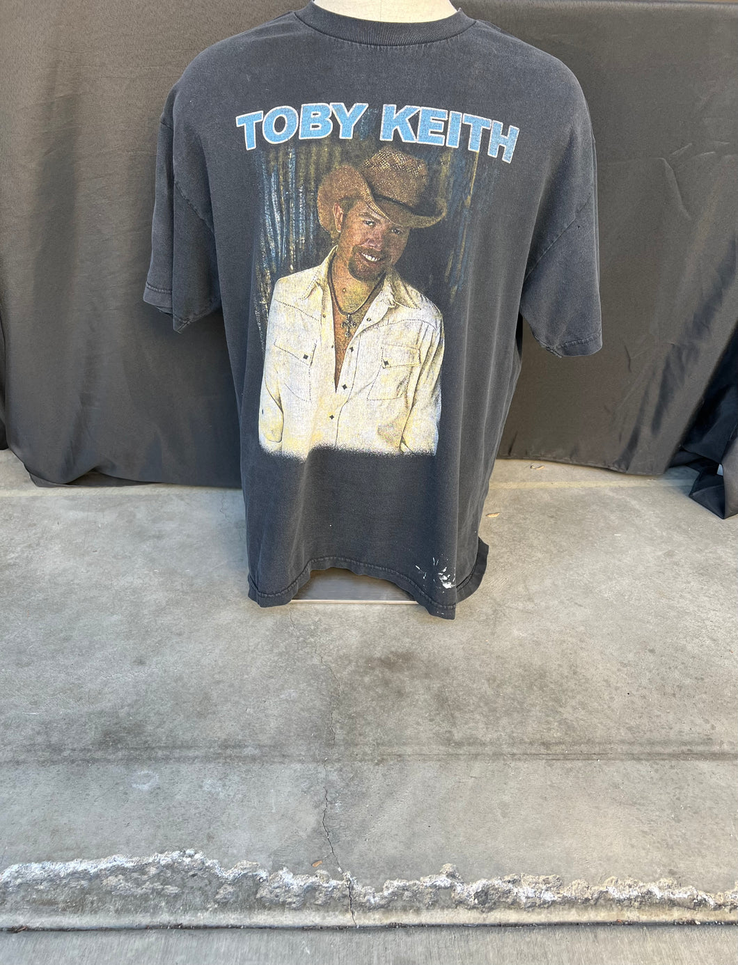 Toby Keith Hookin’ Up and Hanging Out Tour tee size XL!